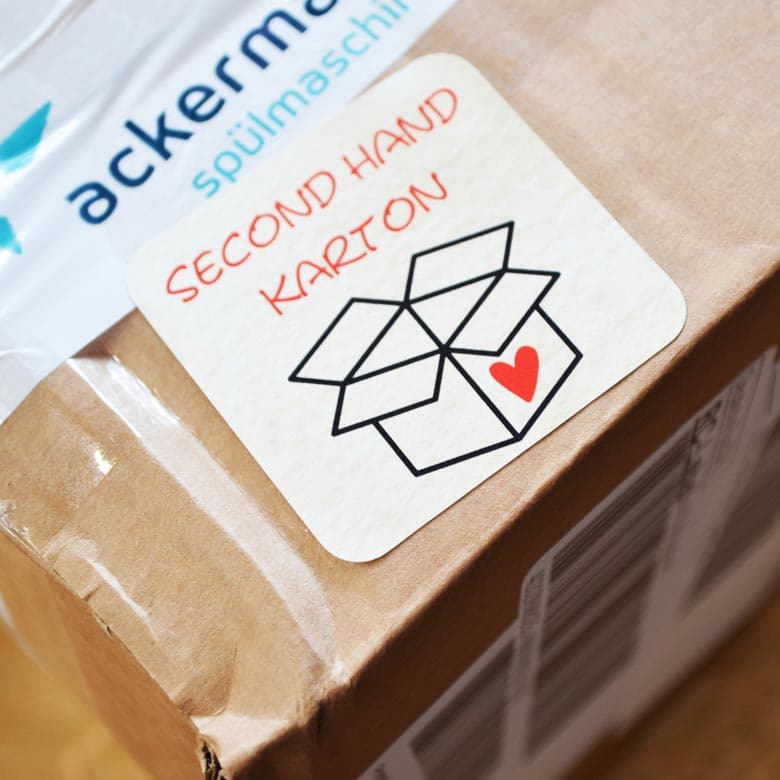 Karton mit dem Aufkleber „Second Hand Karton“